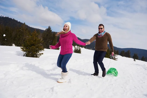 Gelukkige Jonge Paar Plezier Wandelen Sneeuw Buiten Natuur Mooie Winterdag — Stockfoto