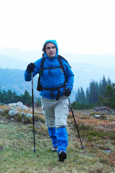 Ventaja hombre con mochila senderismo — Foto de Stock