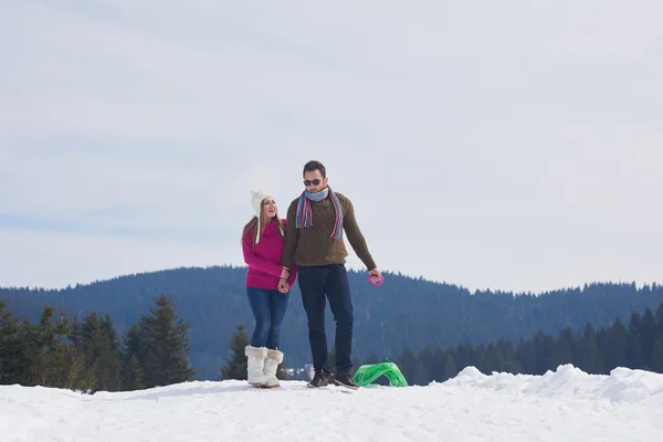 Пара веселится в снегу — стоковое фото