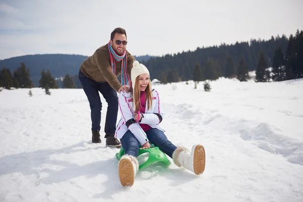 Счастливая Молодая Пара Весело Проводит Время Гуляет Снегу Природе Прекрасный — стоковое фото