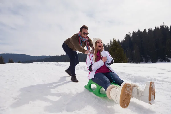 Gelukkige Jonge Paar Plezier Wandelen Sneeuw Buiten Natuur Mooie Winterdag — Stockfoto