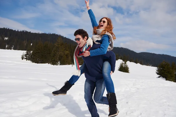 Pareja divirtiéndose en nieve fresca en vacaciones de invierno —  Fotos de Stock