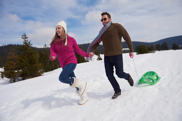 Casal se divertindo na neve fresca — Fotografia de Stock