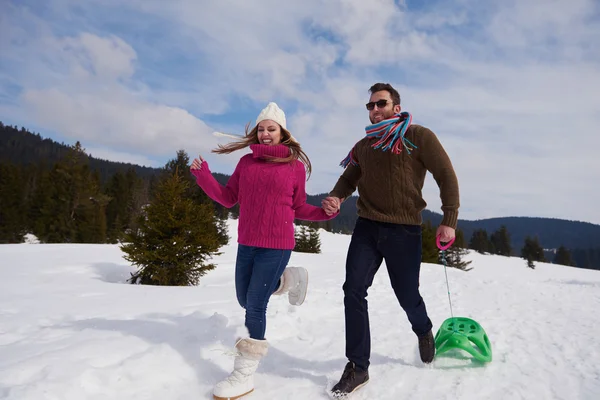 Pareja divirtiéndose en nieve fresca —  Fotos de Stock