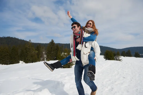 ロマンチックな冬景色 冬の休暇 山の自然風景の新雪を楽しんで幸せな若いカップル — ストック写真