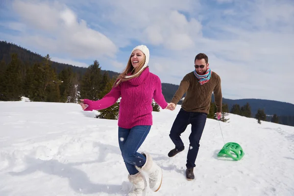 Paar hat Spaß im Schnee — Stockfoto