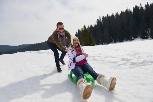 Romantique Scène Hiver Heureux Jeune Couple Amuser Sur Neige Fraîche — Photo