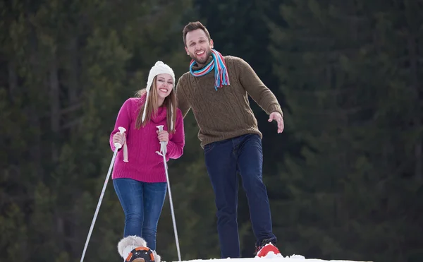 Par att ha kul och går i snöskor — Stockfoto