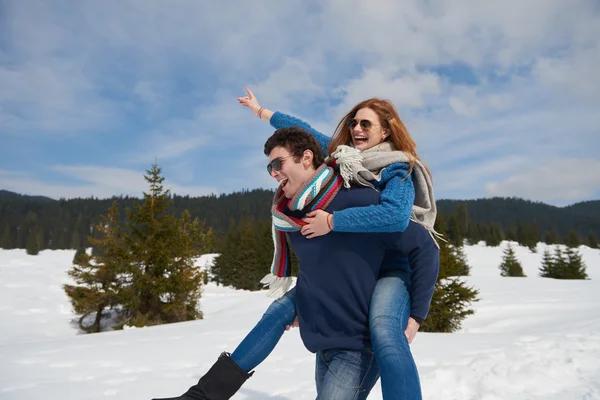 浪漫的冬天的场景 在寒假里 新鲜的雪地上玩乐的快乐年轻夫妇山自然景观 — 图库照片