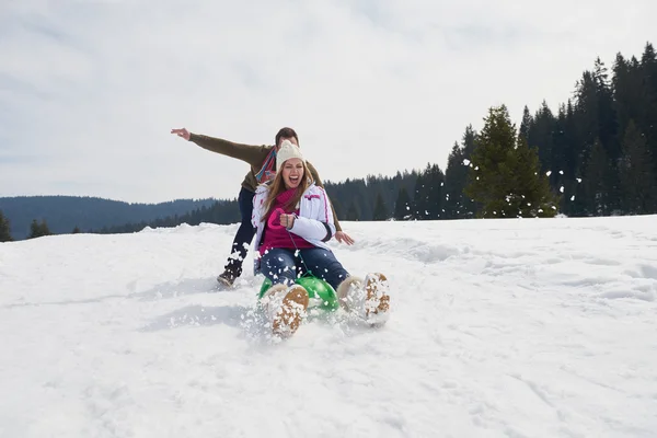 Taze kar üzerinde eğleniyor Çift — Stok fotoğraf