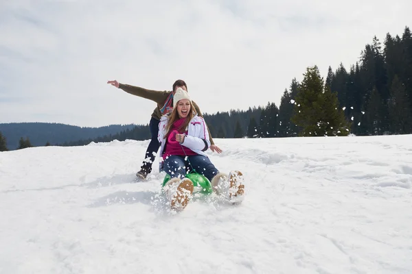 Paar plezier op verse sneeuw — Stockfoto