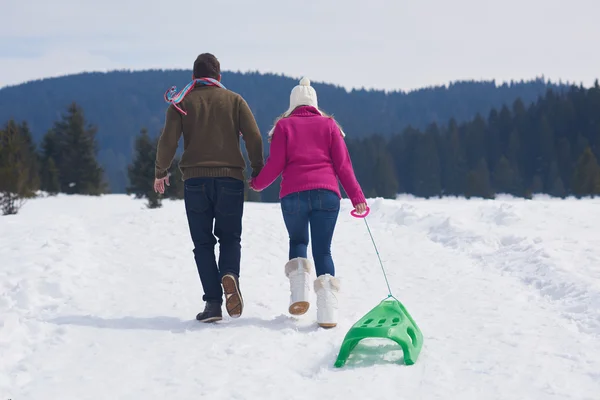 Casal se divertindo na neve fresca — Fotografia de Stock