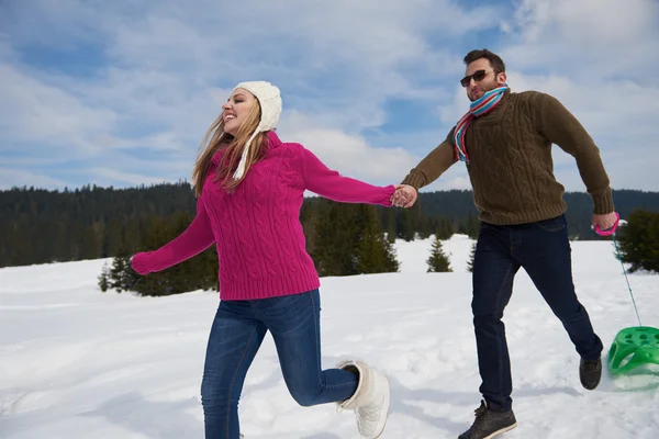 Pareja divirtiéndose y caminando en zapatos de nieve —  Fotos de Stock