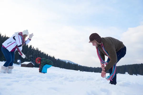 Feliz Jovem Família Jogando Neve Fresca Belo Dia Ensolarado Inverno — Fotografia de Stock