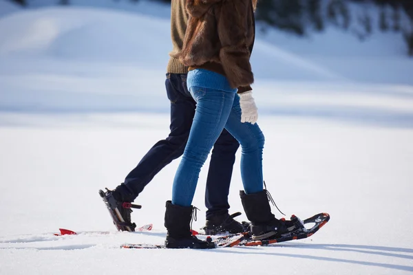 Çift kar ayakkabılarıyla eğleniyor. — Stok fotoğraf