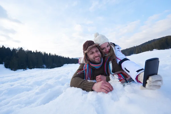 Ρομαντικό ζευγάρι να διασκεδάσετε σε φρέσκο χιόνι και λαμβάνοντας selfie — Φωτογραφία Αρχείου
