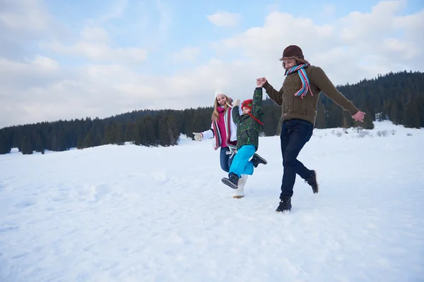 Lycklig familj i snö — Stockfoto