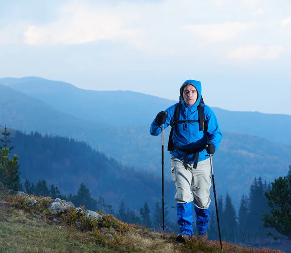 Ventaja hombre con mochila senderismo — Foto de Stock