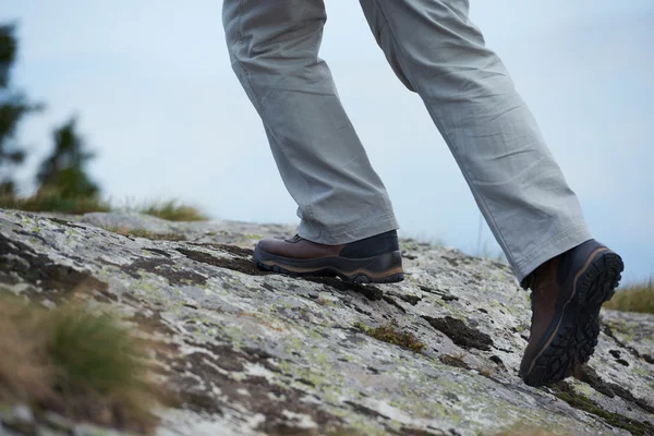 Caminhadas homem com botas de trekking — Fotografia de Stock