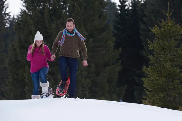Счастливая Молодая Пара Веселится Гуляет Снежных Ботинках Природе Красивый Зимний — стоковое фото