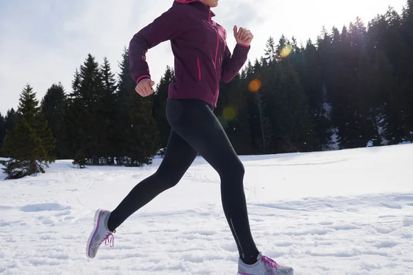 Yougn nő a havat az erdőben kültéri jogging — Stock Fotó