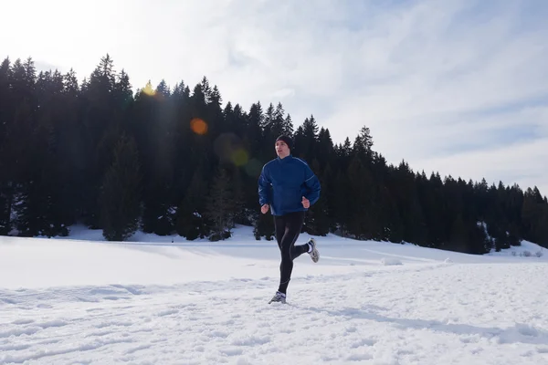 Jovem Correndo Neve Floresta Dia Ensolarado Inverno Bonito Desportivo Ahtlete — Fotografia de Stock