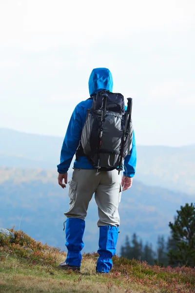 Homem vantagem com mochila caminhadas — Fotografia de Stock