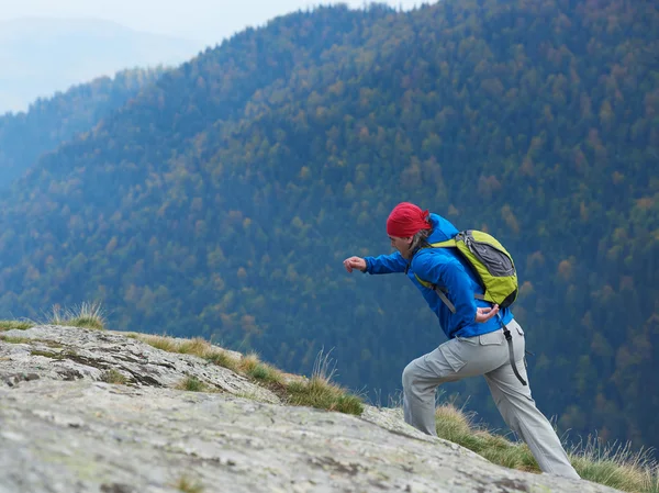 Advanture man med ryggsäck vandring — Stockfoto