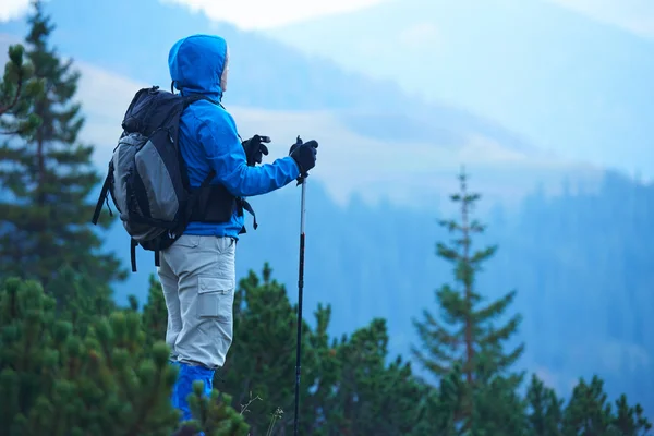 Ventaja hombre con mochila senderismo — Foto de Stock