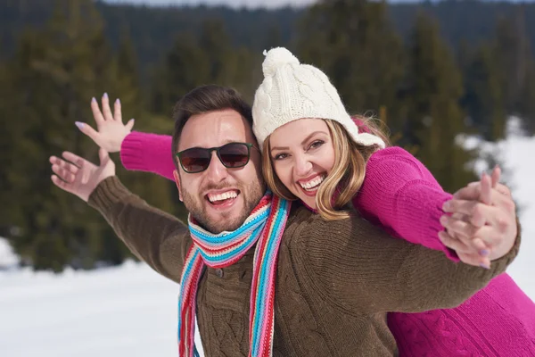 Portret Van Gelukkige Jonge Romantische Toeristische Paar Buiten Natuur Wintervakantie — Stockfoto