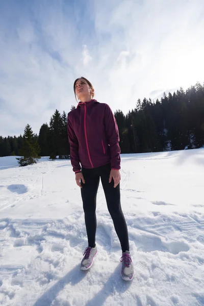 Yougn vrouw joggen buiten op sneeuw in bos — Stockfoto