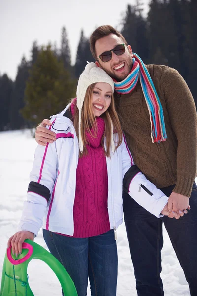 Romantische jong koppel op wintervakantie — Stockfoto