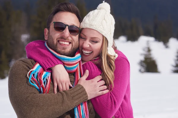 Jovem casal romântico em férias de inverno — Fotografia de Stock