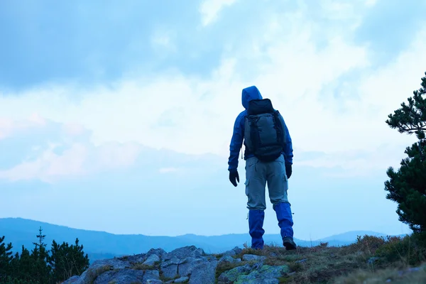 Advanture człowiek z plecak pieszych — Zdjęcie stockowe