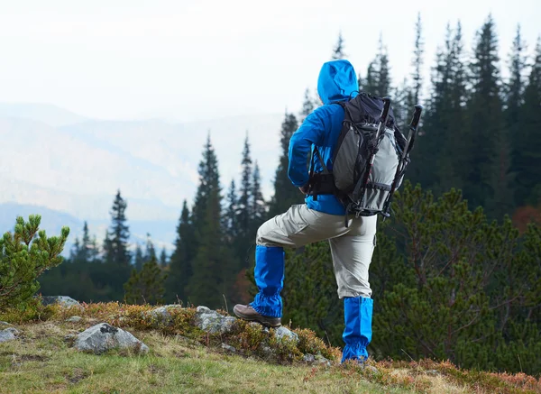 Ventaja hombre con mochila senderismo — Foto de Stock