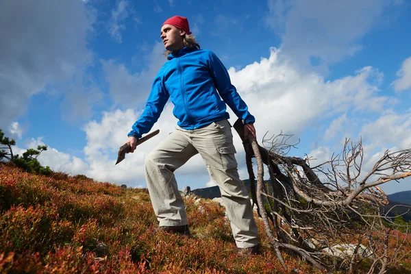 Man dricka friskt vatten från vår — Stockfoto