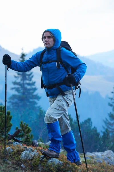 Advanture man with backpack hiking — Stock Photo, Image