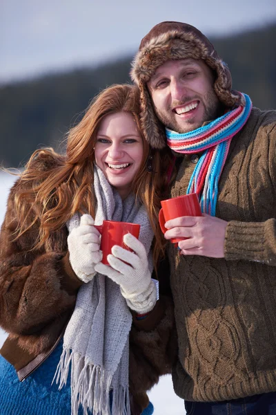 Portrait Heureux Jeune Couple Plein Air Jour Hiver Boire Thé — Photo