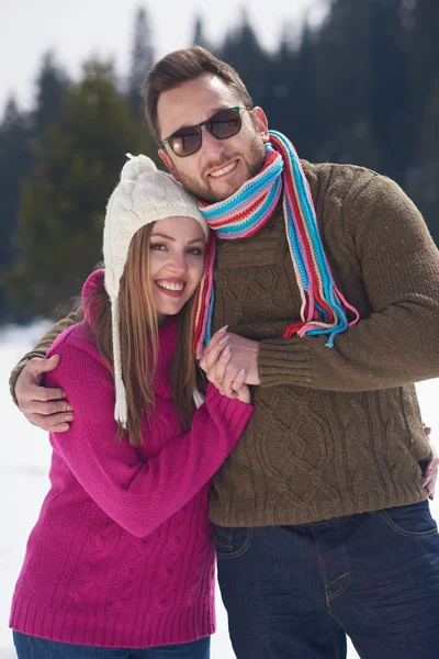 Portrét Šťastný Mladý Romantické Turistické Páru Venkovní Přírodě Zimní Dovolenou — Stock fotografie