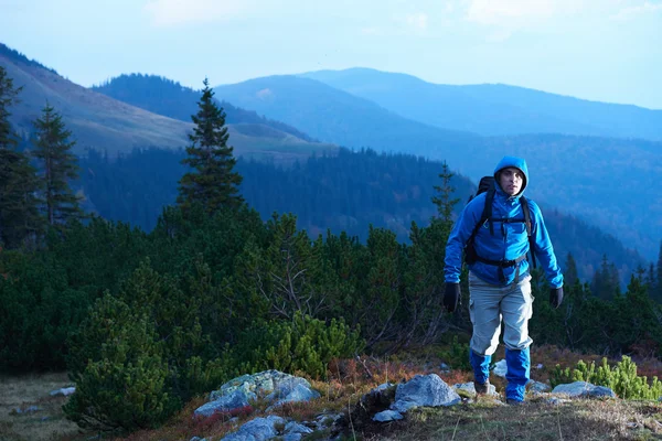 Advanture 男のハイキングのバックパック — ストック写真