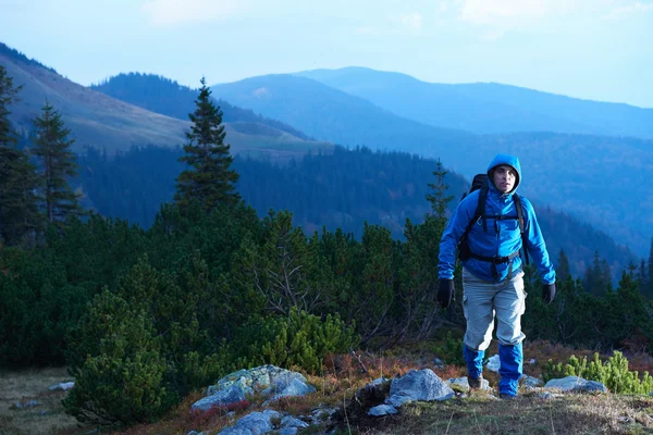 Homem vantagem com mochila caminhadas — Fotografia de Stock