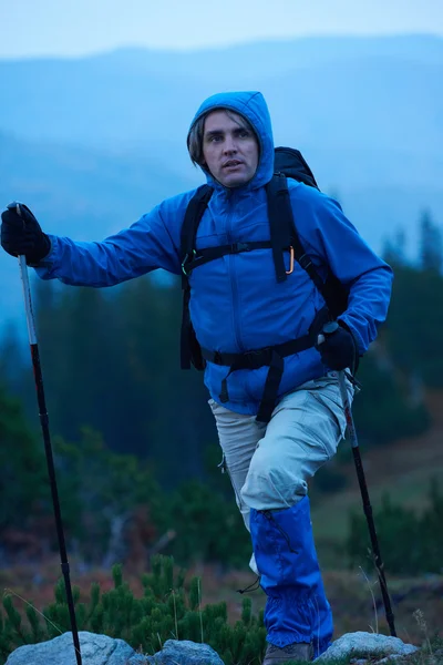 Advanture man with backpack hiking — Stock Photo, Image