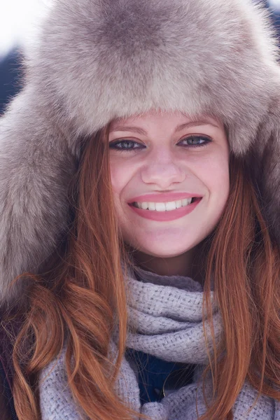 Jonge redhair vrouw in sneeuw landschap — Stockfoto