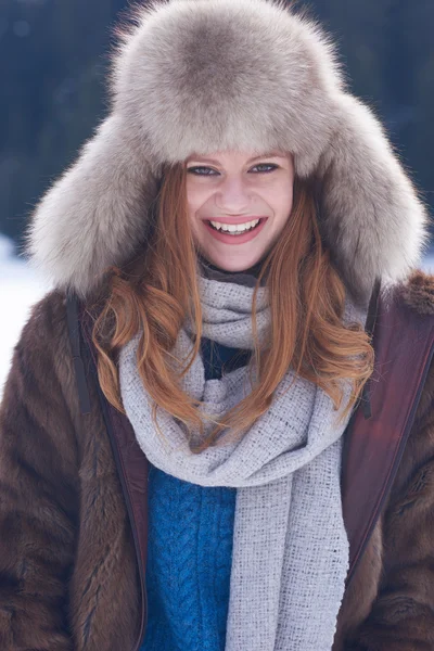 Joven pelirroja mujer en paisaje de nieve —  Fotos de Stock