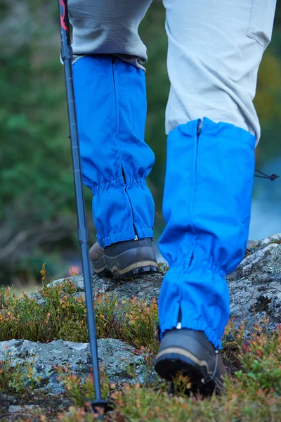 Ventaja hombre con mochila senderismo — Foto de Stock