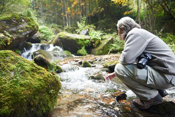 Homem Vantagem Com Mochila Caminhadas Floresta Montanha — Fotografia de Stock