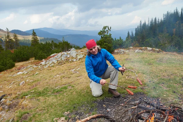 Advanture man med ryggsäck vandring — Stockfoto