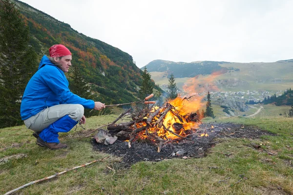 Advanture man med ryggsäck vandring — Stockfoto