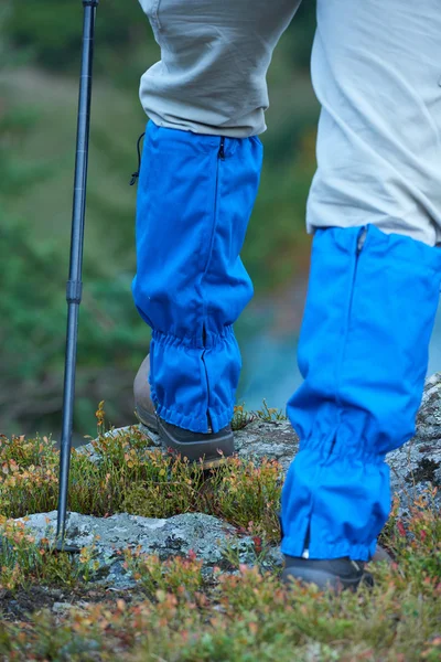 Hombre de senderismo con botas de trekking — Foto de Stock