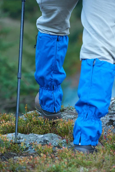 Vandring man med trekking kängor — Stockfoto